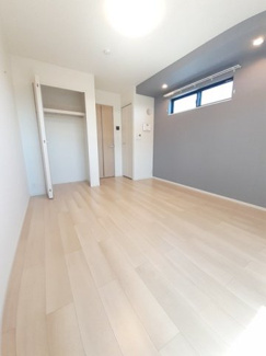 【内装】 | フィオーレ降松Ｙ | 明るい色調の室内です