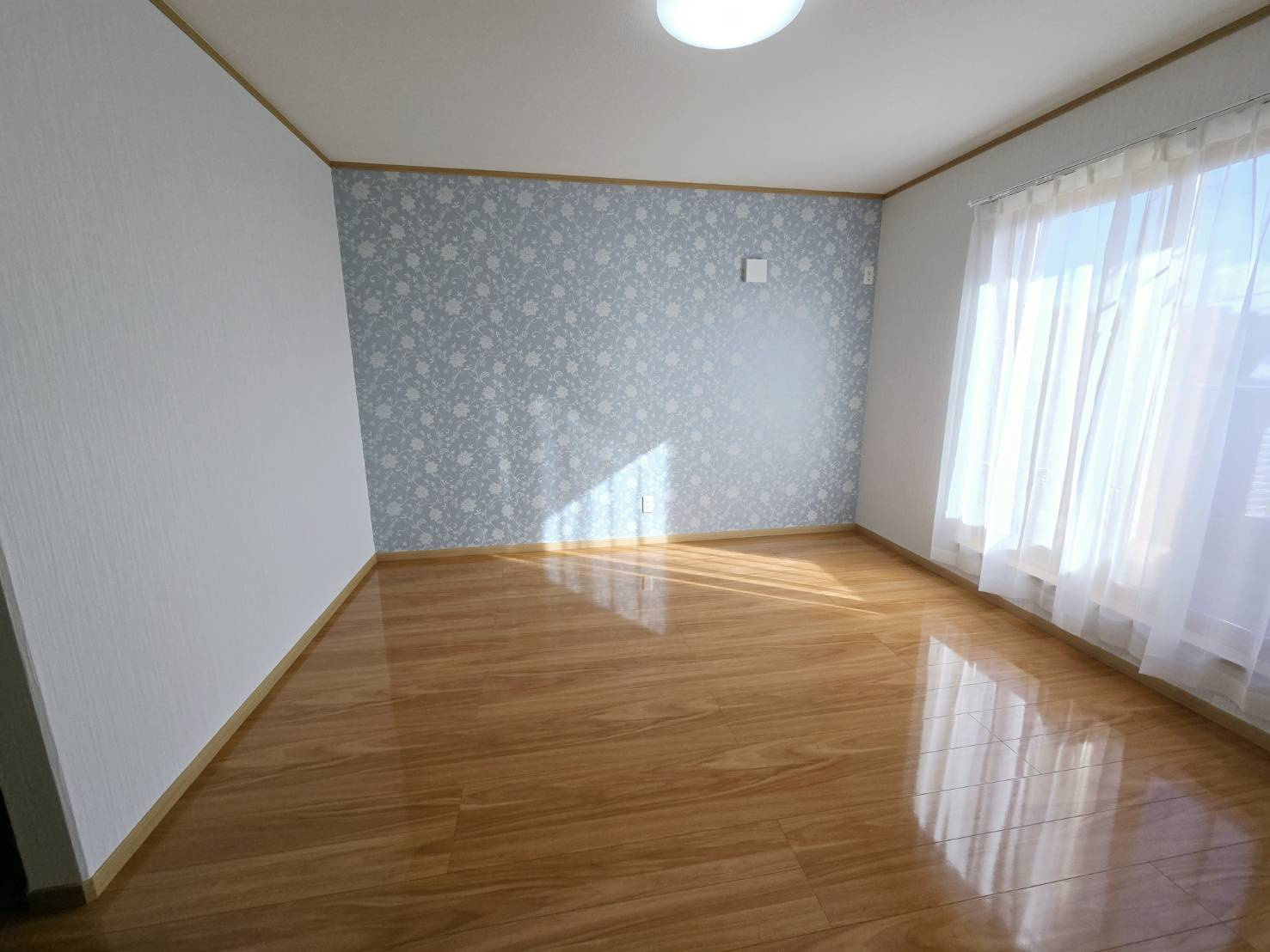 八戸市大字白銀町字白浜道の洋室