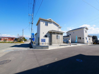 【外観】 | 建物北西側より撮影　角地につき開放感あり