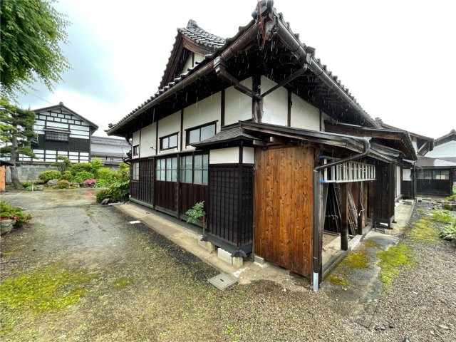 米沢市門東町１丁目　２階建て中古住宅の外観