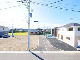 【展望】 | 2階より西側を望む　新しい家が建ち並ぶ分譲地の一角です。