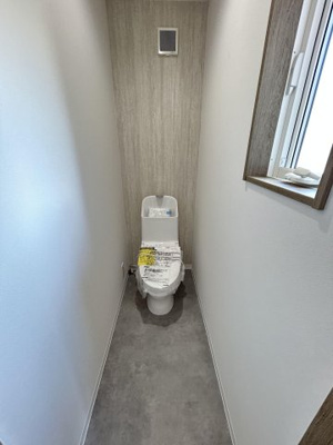 【トイレ】 | 神田町モデルハウス | すっきりとした明るい窓付きのトイレ！