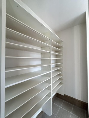 【玄関】 | 神田町モデルハウス | ウォークスルーに配置された収納力のあるのSCLです！！