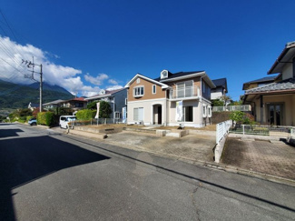 【前面道路含む現地写真】 | 南アルプス市あやめが丘 南道路・リセット済平成元年築中古　住環境良好　土地：222.91ｍ2