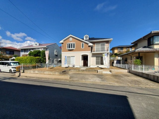 【前面道路含む現地写真】 | 庭部分　日当たりが良いので植栽の育ちも良さそうです。
