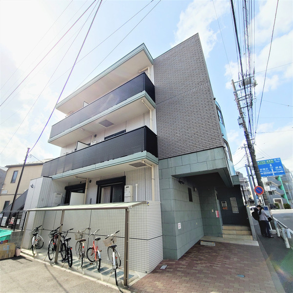 メゾンドゥファミーユ大倉山の外観