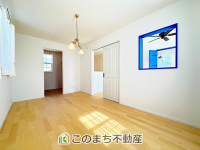 【洋室】 | 宇都宮市針ヶ谷町Ⅰモデルハウス | 柔らかい陽光が差し込む明るいお部屋を演出する設計。彩光の取れる窓が気持ちの良いお部屋を創り上げます。
