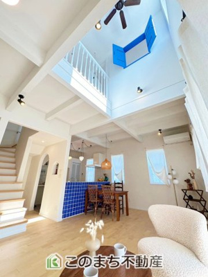 【居間・リビング】 | 宇都宮市針ヶ谷町Ⅰモデルハウス | 柔らかな色合いのフローリングと清潔感の溢れるクロスが明るい空間を創り出しているリビング・ダイニング。
