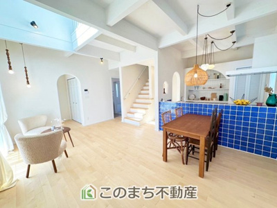 【居間・リビング】 | 宇都宮市針ヶ谷町Ⅰモデルハウス | オープンでのびやかな空間を生み出す、こだわりの広がりとゆとり。家族と過ごす時間を大切にしたい方にぴったりの明るくゆとりある住空間です。
