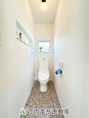 【トイレ】 | 宇都宮市針ヶ谷町Ⅰモデルハウス | 小窓から換気ができて清潔なトイレスペース☆ウォシュレット搭載です！
