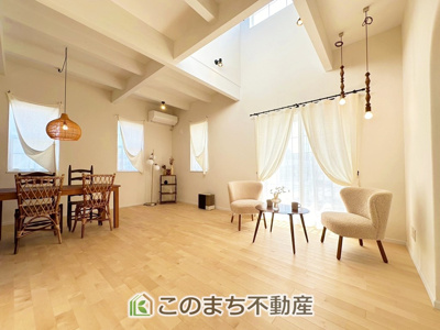 【居間・リビング】 | 宇都宮市針ヶ谷町Ⅰモデルハウス | 大きな窓で明るいリビングです！家具を置いても十分なゆとりがございます☆
