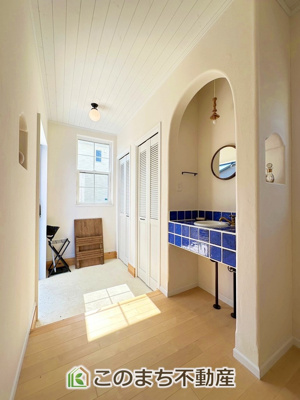 【玄関】 | 宇都宮市針ヶ谷町Ⅰモデルハウス | 白を基調とした明るくすっきりしたデザインの空間です。毎日のお出迎えも気分が晴れやかになりますね
