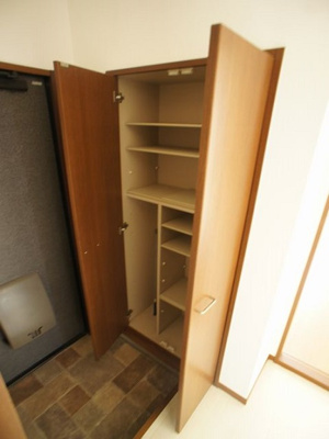 【玄関】 | ラフォーレ・ファインA | たくさん収納できるシューズボックスが付いています♪