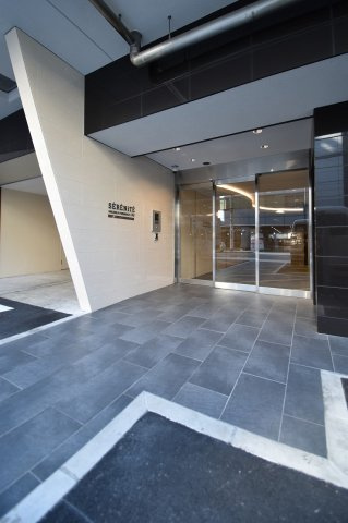 セレニテ堺筋本町プリエのエントランス