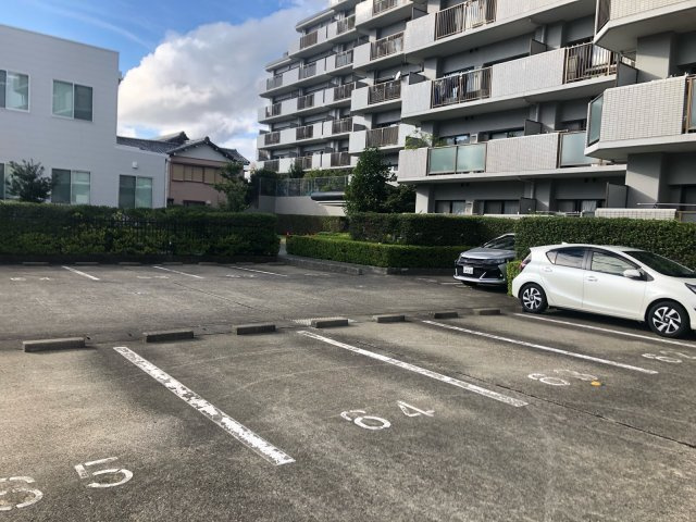 佐鳴台パークホームズの駐車場|前面道路からも入りやすく、停めやすい区画です！