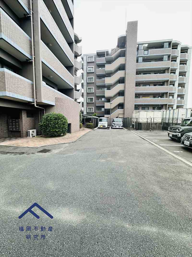 アーバンパレスリブラン都府楼弐番館の駐車場