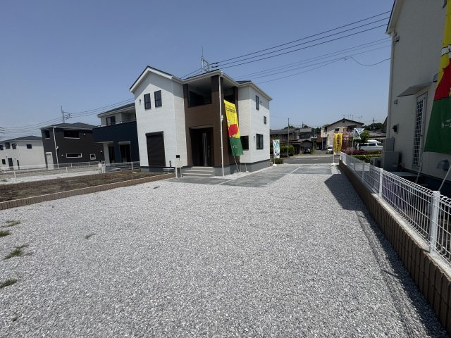 新築　沼田市高橋場　Livele Garden.S　4号棟の駐車場|現地写真　駐車スペースは2台分可能です！					
