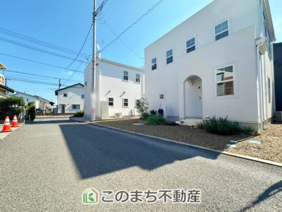 【前面道路含む現地写真】 | 宇都宮市針ヶ谷町Ⅱモデルハウス | 前面道路は広々としてます！運転が苦手な方でもお車の出し入れ簡単で安心です☆
