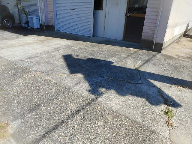 宝神住居付店舗の駐車場