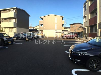【駐車場】 | サンレストＡ棟 | 車をお持ちの方に嬉しい駐車場付きの物件です