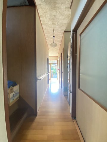 【内装】 | 熊本市北区四方寄町 | ☆玄関からの採光で明るい廊下スペース☆手すり付きで安心です☆