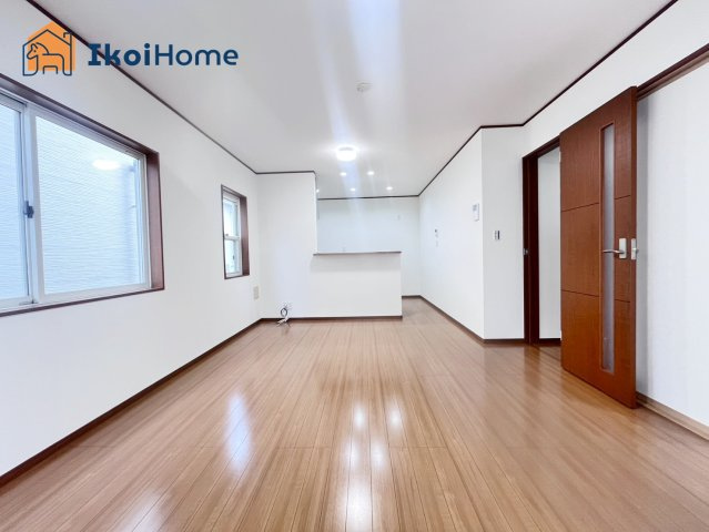 神戸市西区玉津町今津　中古一戸建の居間・リビング|【ホームページに現地動画掲載中】●年中無休：当日予約可●広い開放感があり大型家具の設置可能