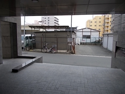 【駐車場】 | コスモ江坂パークフォルム | 駐車場出入口