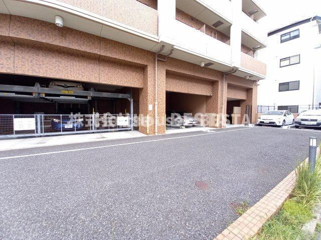 プレサンス神戸裁判所前デリシアの駐車場
