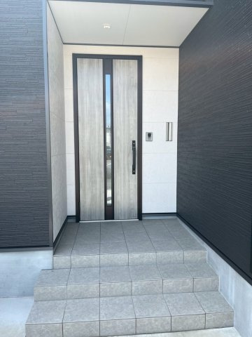 福井市西開発２丁目　未入居戸建2の玄関