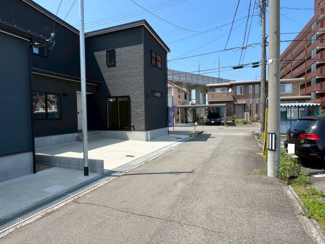福井市西開発２丁目　未入居戸建2の前面道路含む現地写真