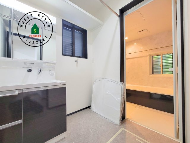 パティオニュータウン北高鍋（16号棟）の脱衣所|ゆとりの洗面スペースで朝の身支度もスムーズに。暮らしを快適に変えるシャワー付洗面台です！