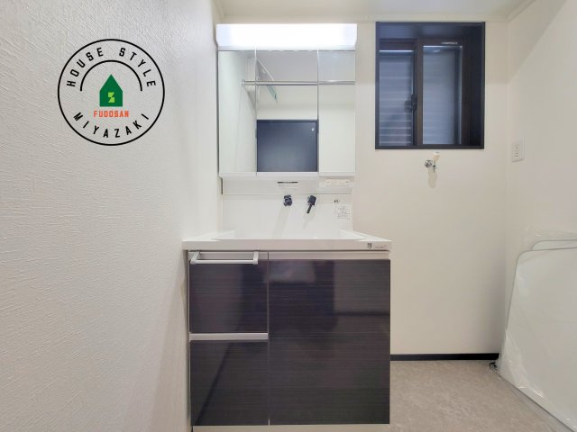 パティオニュータウン北高鍋（16号棟）の独立洗面台|毎日使うものだから清潔な空間を保ちたい水回り。洗面にはそんな願いを解消させてくれる収納アイデアが満載です。三面鏡の裏側にはキャビネットが現れ小物から背の高い物まで収納できます。