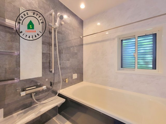 パティオニュータウン北高鍋（16号棟）の浴室|1日の疲れを癒してくれる広々バスルーム。雨の日のお洗濯にも大活躍な浴室乾燥機付です！