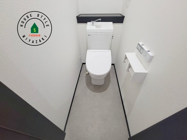 パティオニュータウン北高鍋（16号棟）のトイレ|温水洗浄便座を完備しております。