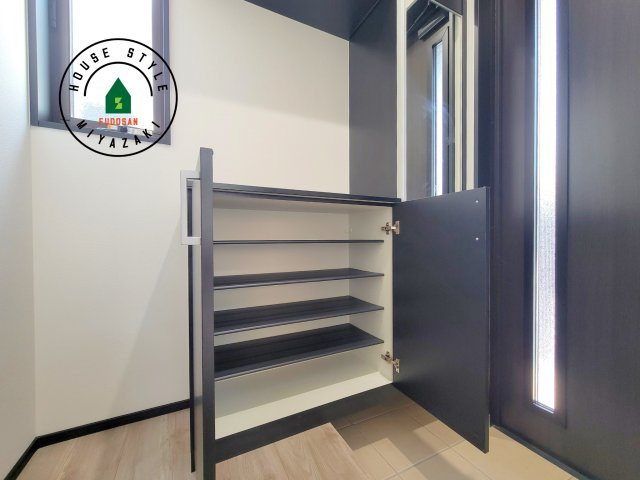 パティオニュータウン北高鍋（16号棟）の収納|履物もたくさん入ります。
