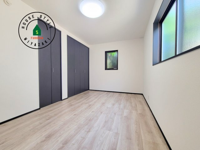 パティオニュータウン北高鍋（16号棟）の寝室|主寝室には収納力に優れたクローゼットがありますので、お部屋もすっきり片付きます。