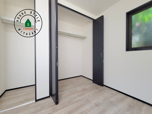 パティオニュータウン北高鍋（16号棟）の収納|洋服や大きな荷物が多い方や人数の多いご家族などは、一般的なクローゼットよりもウォークインクローゼットのほうが使い勝手が良いです。