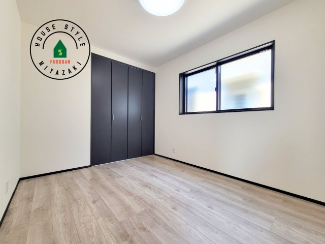 パティオニュータウン北高鍋（16号棟）の洋室|採光良好な洋室は全居室、複層ガラスの遮熱効果と断熱効果で、一年中快適に過ごせます。