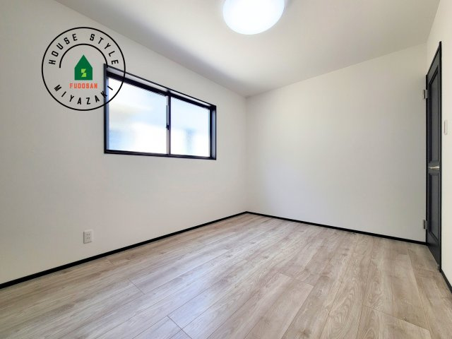 パティオニュータウン北高鍋（16号棟）の洋室|穏やかな光が差し込む室内には、穏やかな時間が流れます。