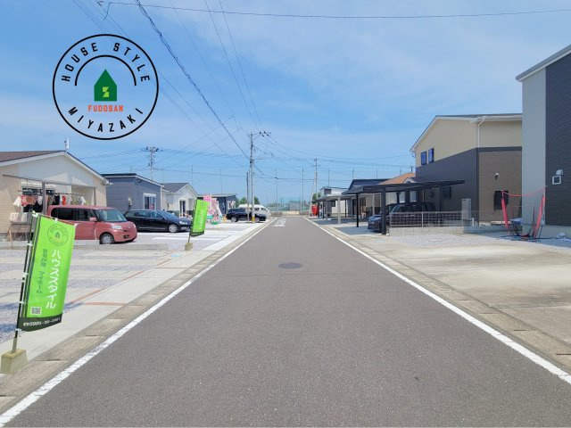 パティオニュータウン北高鍋（16号棟）の前面道路含む現地写真|前面道路です。