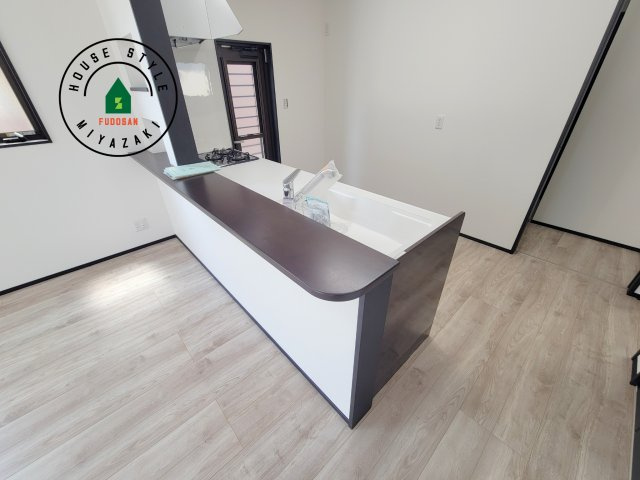 パティオニュータウン北高鍋（16号棟）のダイニング|キッチンから立ち込める香りが今日の料理を期待させます。