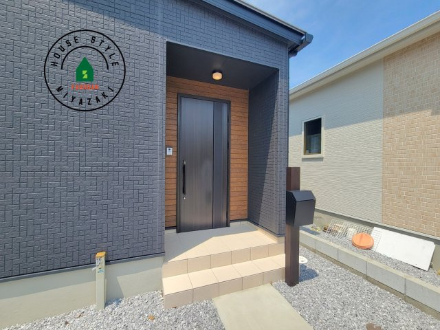 パティオニュータウン北高鍋（16号棟）の玄関|おでかけの時も帰った時も、「我が家」を最初に感じでもらえる素敵な空間に。