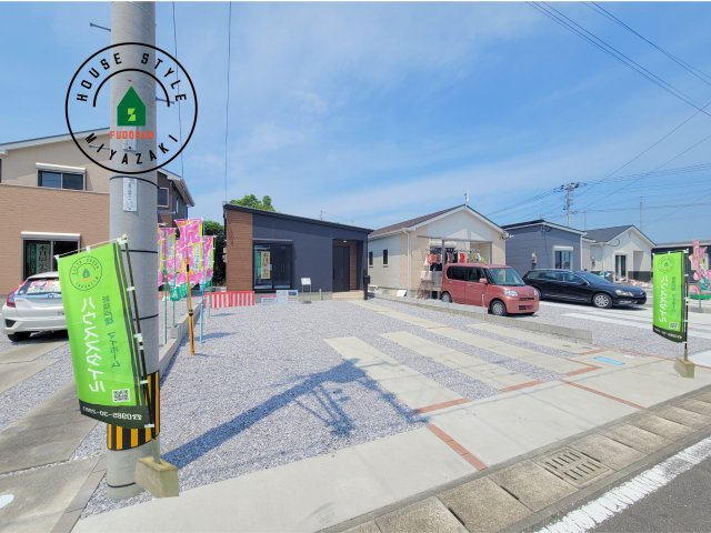 パティオニュータウン北高鍋（16号棟）の前面道路含む現地写真|見学の時間などお気軽にお問い合わせ下さい。