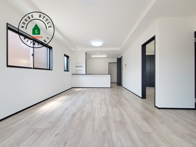 パティオニュータウン北高鍋（16号棟）の居間・リビング|多くの時間を過すことになるリビングだからこそ、いつも穏やかな空間・解放感が味わえ毎日が充実します。