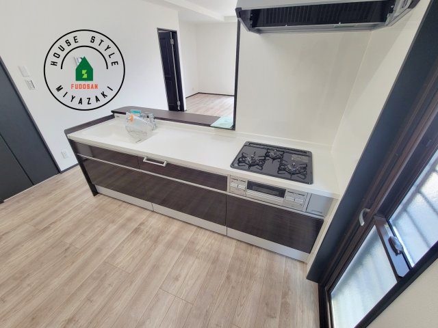 パティオニュータウン北高鍋（16号棟）のキッチン|ご家族を近くに感じられる対面キッチンのLDK。会話もはずみそうですね。