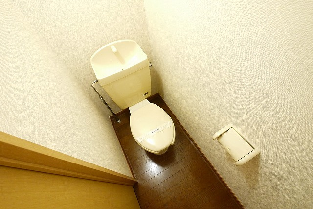 レオパレスイケダのトイレ|落ち着いた色調のトイレです