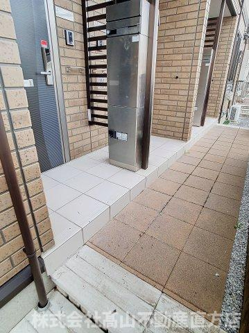 北九州市八幡西区大字楠橋のアパートのエントランス