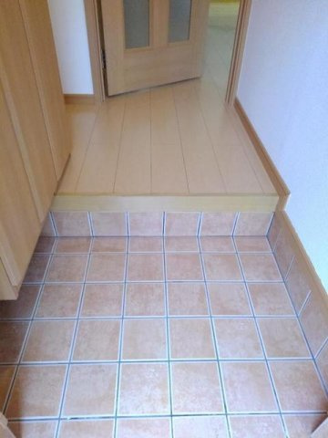 メゾン・ジェルメⅠの玄関|明るい玄関です