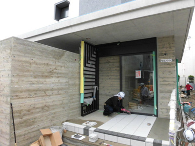 【エントランス】 | BANK | 新築の清潔感のあるエントランスです