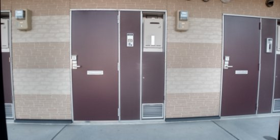 レオパレス花忍の玄関